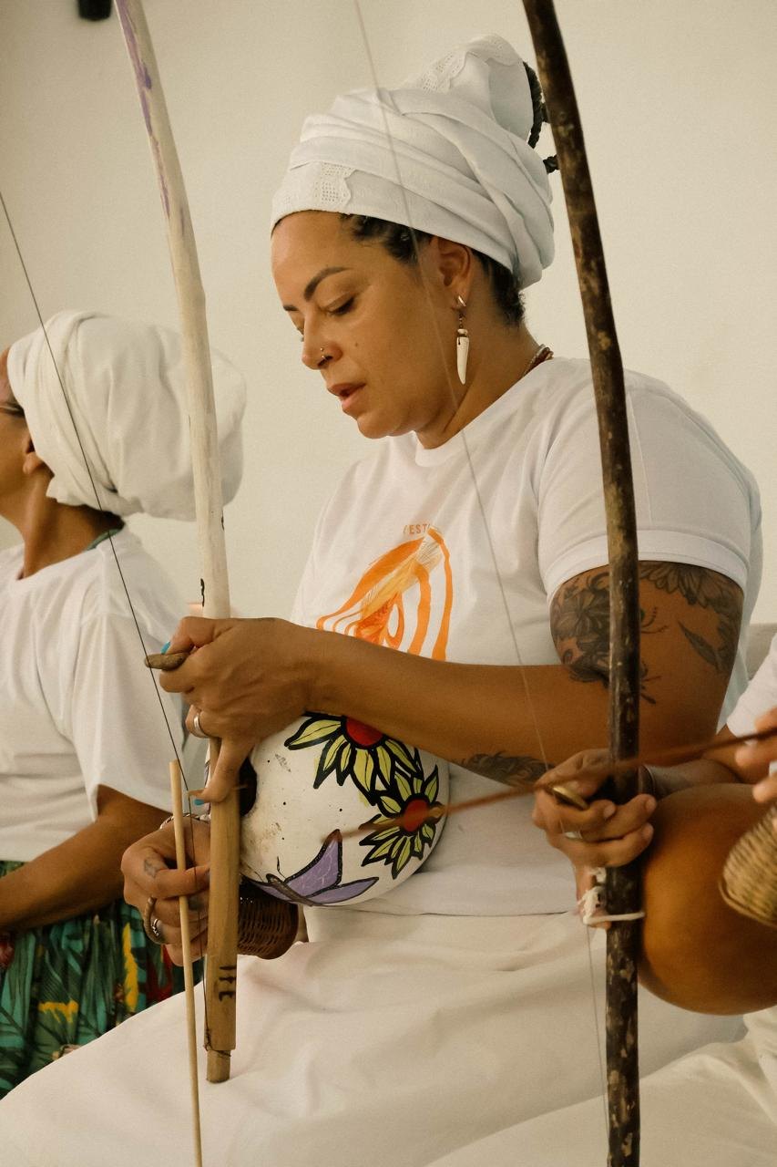 Tocando berimbau na roda